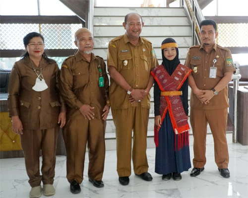 Plt.Bupati Langkat H.Syah Afandin, SH menerima kunjungan peserta Festival dan lomba Seni Siswa nasional bertempat di Kantor Bupati Langkat, Senin (12/09/2022). beritasore/ist