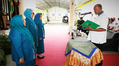 Plt Bupati Langkat H Syah Afandin SH mengukuhkan Pengurus TP PKK Langkat , di Serambi Jentera Malay Rumdis Bupati Langkat, Stabat, Rabu (14/9/2022). beritasore/ist