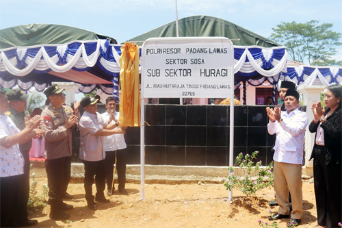 Plt Bupati Palas drg Ahmad Zarnawi Pasaribu CHt MM MSi bersama Kapolres Palas AKBP Indra Yanitra Irawan SIK MSi meresmikan Polsubsektor Huragi, Kamis (15/9). Beritasore/Ist