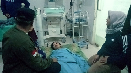 Para korban diduga keracunan terpapar hidrogen sulfida (H2S), dilarikan ke RSUD Panyabungan, Selasa (27/9) malam. beritasore/Irham H Nasution