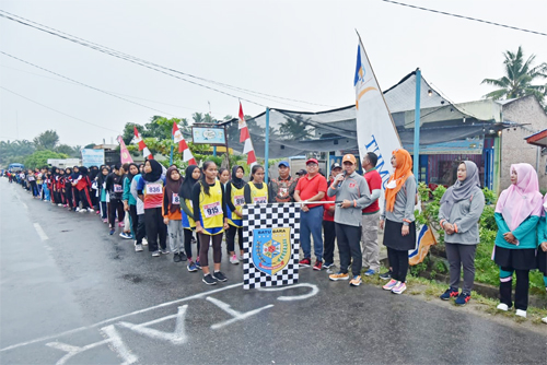 Bupati Batubara Ir.H Zahir M.AP lepas peserta lomba semarak Haornas Ke - 39 dilapangan Sepak Bola Blok 8 Lima Puluh, Kelurahan Lima Puluh Kota Kecamatan Lima Puluh Kabupaten Batu Bara Sumatera Utara, Minggu (11/09/22). beritasore/alirsyah