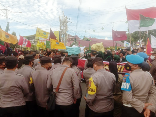 Ratusan mahasiswa dari berbagai lembaga bergabung dalam Cipayung Plus Kota P.Aidimpuan berunjuk rasa tolak kenaikan BBM di Kantor DPRD Kota P.Sidimpuan, Selasa (6/9). beritasore/Birong RT