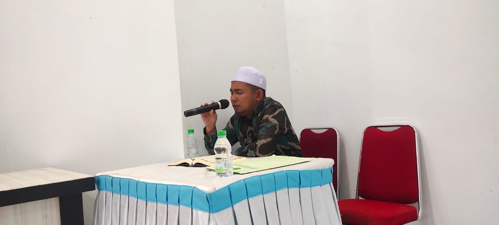 Abdul Rahim membaca ayat suci Alquran sebelum rapat paripurna DPRD Madina di gedung rakyat, kemarin. beritasore/Irham H Nasution