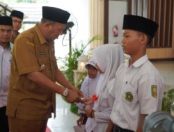 Syah  Afandin Serahkan Zakat Rp 50 Juta Ke Baznas
