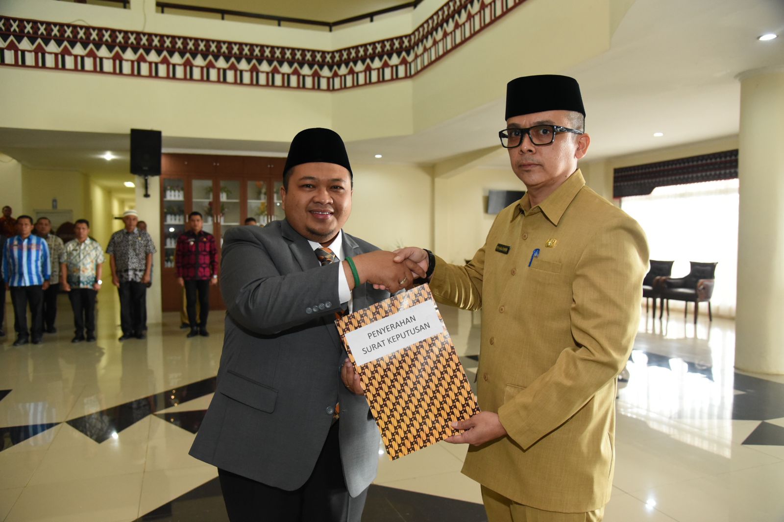 Bupati Tapsel, Dolly Pasaribu saat melantik M Prananda (Kepala Badan Pengelola Keuangan Pendapatan dan Aset Daerah) sebagai Penjabat Sekretaris Daerah (Sekda) Tapsel di Kantor Bupati Tapsel, Jalan Lafran Pane Kec.Sipirok, Kamis (1/9). beritasore/Birong RT
