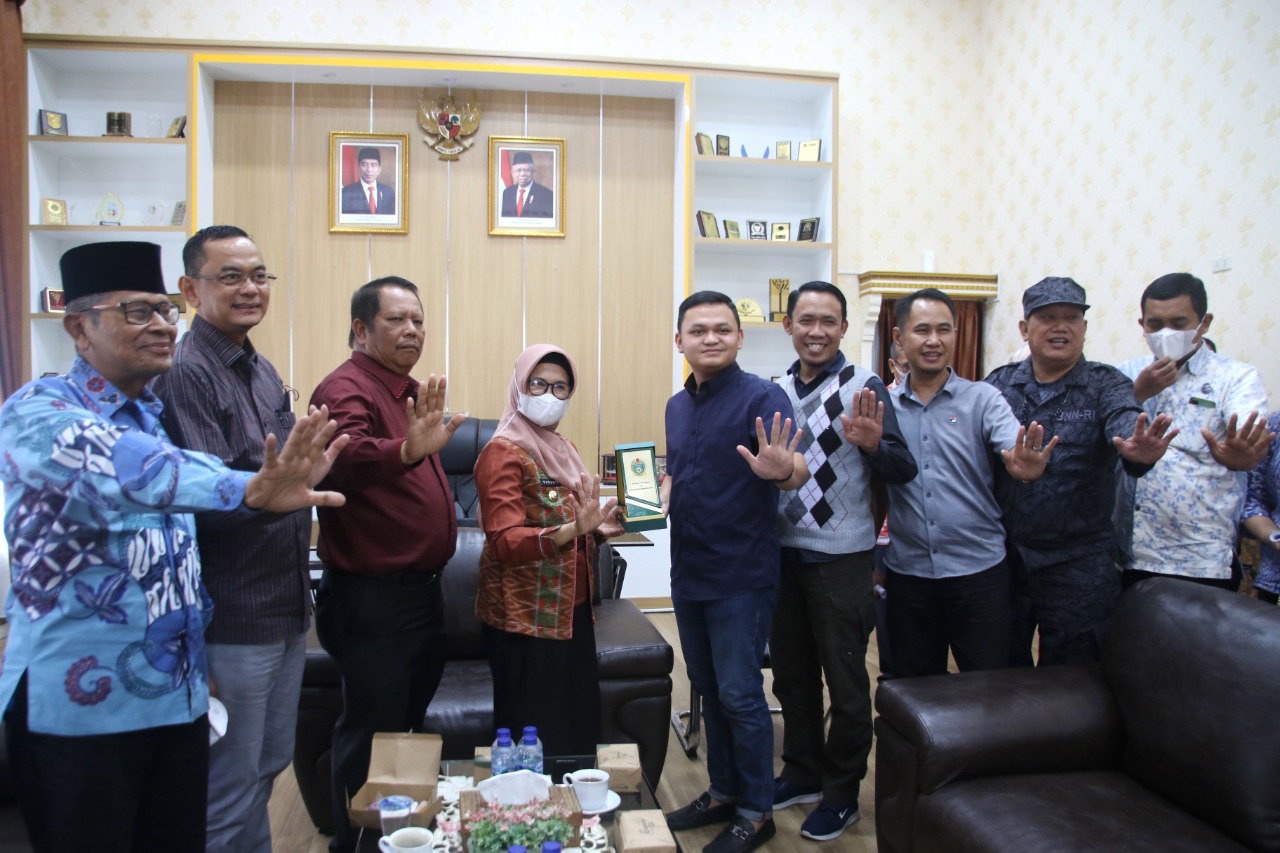 Wali Kota Pematang Siantar dr Susanti Dewayani SpA, saat menerima Kunjungan Kerja Bersama DPRD, Kesbangpol, BNN Provinsi Sumatera Utara (Sumut), dan BNN Kota Pematang Siantar di Ruang Kerja Wali Kota Pematang Siantar, Kamis (1/9/2022). Beritasore/ist