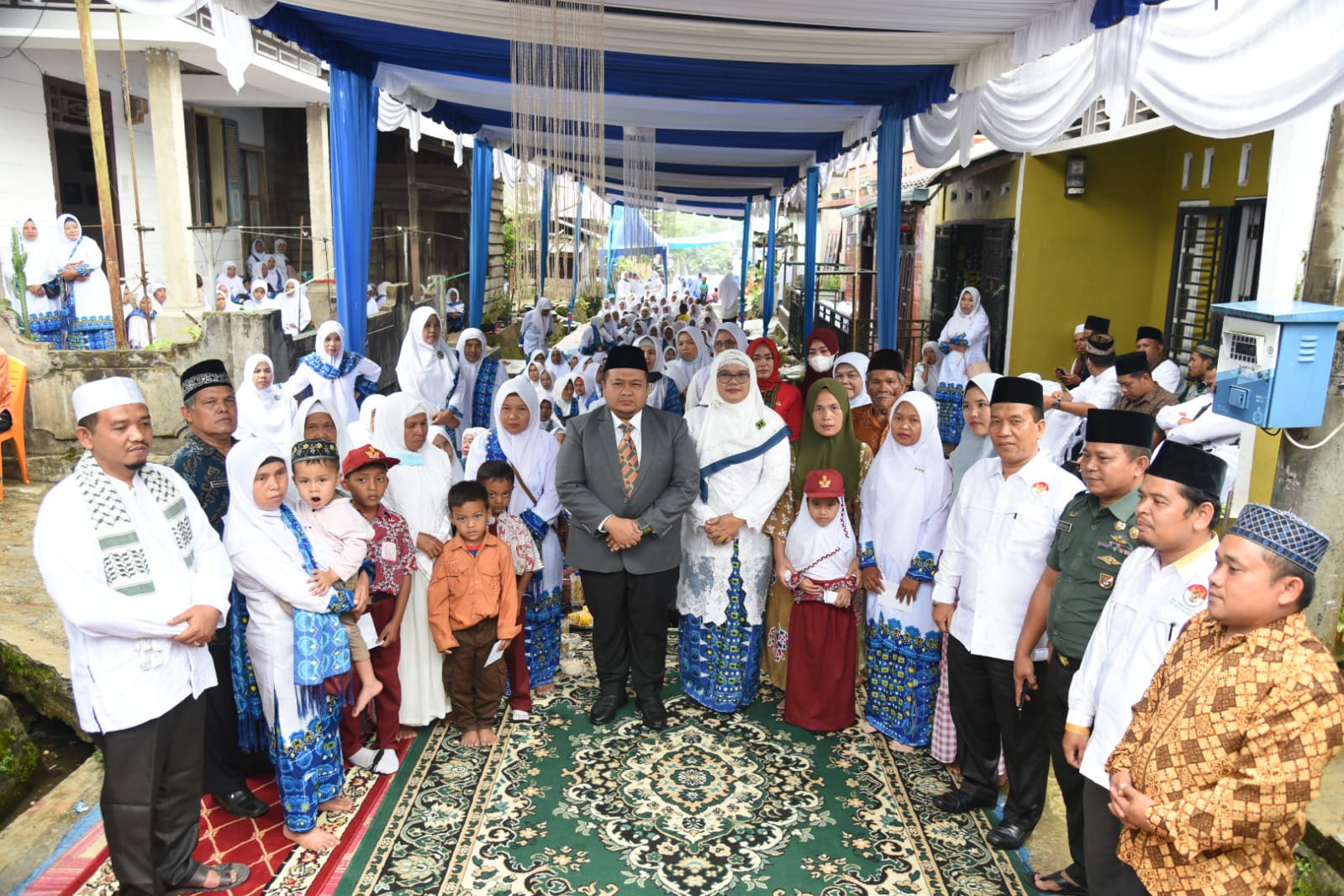 Bupati Tapanuli Selatan, Dolly Pasaribu, SPt,MM saat menghadiri pengajian Akbar dan Safari Muharram 1444 H tingkat Kecamatan Marancar di Desa Sugi, Kamis (1/9). beritasore/Birong RT