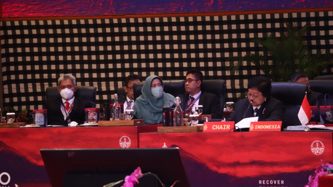 Menteri LHK Siti Nurbaya (kanan) didampingi tiga Dirjen , dari kiri Dirjen Pengendalian Pencemaran dan Kerusakan Lingkungan (PPKL, Sigit Reliantoro, Dirjen Pengendalian Perubahan Iklim (PPI) ,Laksmi Dhewanthi, dan Dirjen Pengelolaan Hutan Lestari (PHL), KLHK Agus Justianto pada penutupan The 3rd Environment Deputies Meeting and Climate Sustainability Working Group (3rd EDM-CSWG) Presidensi G20 di Bali, Rabu (31/8/2022). Beritasore/ist