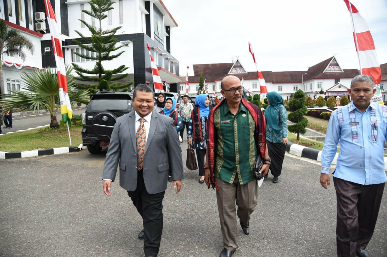 Tim IV Supervisi dari Provinsi Sumut, M Nirman Subkhan Nasution (tengah), saat melakukan monitoring terhadap 5 desa binaan di Kabupaten Tapanuli Selatan, Kamis (1/9). beritasore/Birong RT
