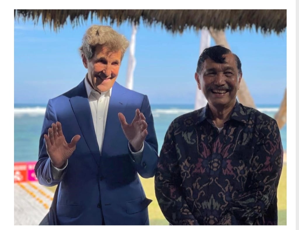 Utusan Khusus Presiden AS untuk Iklim John Kerry dan Menko Bidang Kemaritiman dan Investasi Ri Luhut Binsar Panjaitan di Nusa Dua, Bali Selasa (30/8/2022). beritasore/ist