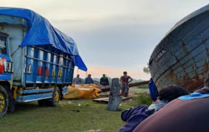 Tim gabungan Polres Batubara amankan Truck bermuatan puluhan Ball pakaian bekas di Dusun Bunga Tanjung Desa Dahari Indah Kecamatan Talawi Kabupaten Batubara Sumatra Utara, Rabu (31/08/2022).beritasore/alirsyah