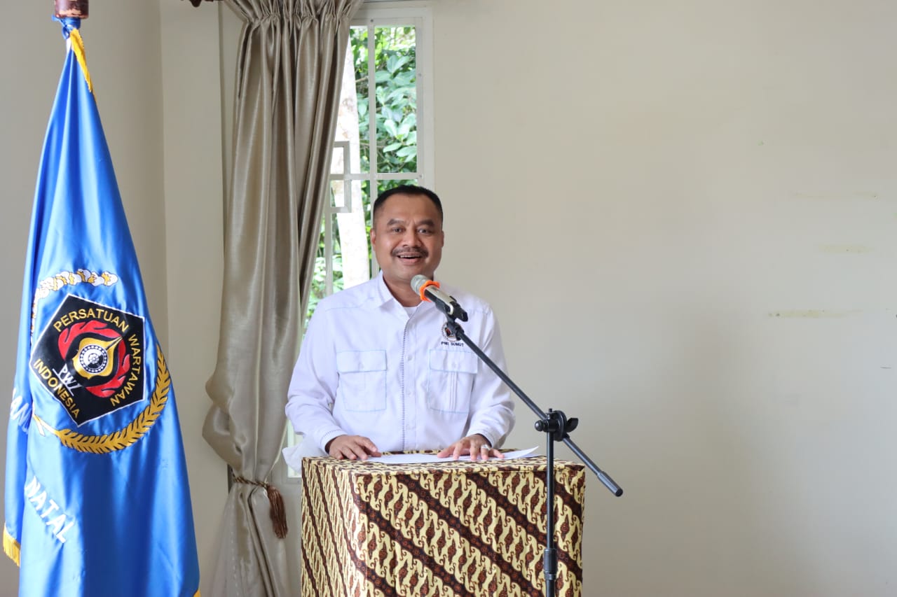 Ketua PWI Sumut, H Farianda Putra Sinik ketika memberikan sambutan dalam acara pembukaan UKW angkatan 43 di D'San Hotel Kelurahan Dalan lidang kecamatan Panyabungan, Sabtu (3/9/2022). beritasore/ist