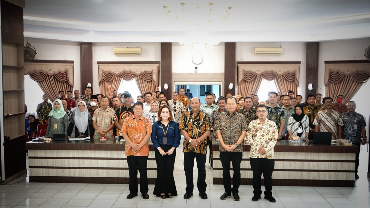 Plt  Bupati Langkat H Syah Afandin SH foto bersama usai  membuka acara FGD pengelolaan keuangan daerah tahun 2022, Kamis (1/9/2022). beritasore/ist