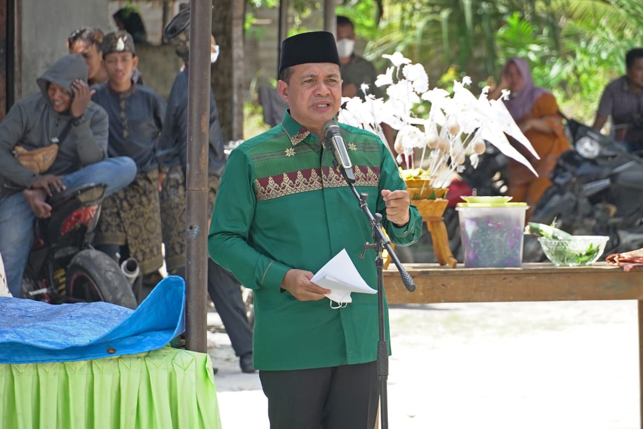 Bupati Batu Bara Ir.H.Zahir M.AP hadiri bakti sosial Pengurus Daerah (PD) Gerakan Pemuda Al-Washliyah Kabupaten Batu Bara di Madrasah Diniyah Takmiliyah Awaliyah (MDTA) Al-Washliyah di Dusun II Desa Perupuk Kecamatan Lima Puluh Pesisir,Kabupaten Batu Bara Minggu (03/09/2022). Beritasore / alirsyah