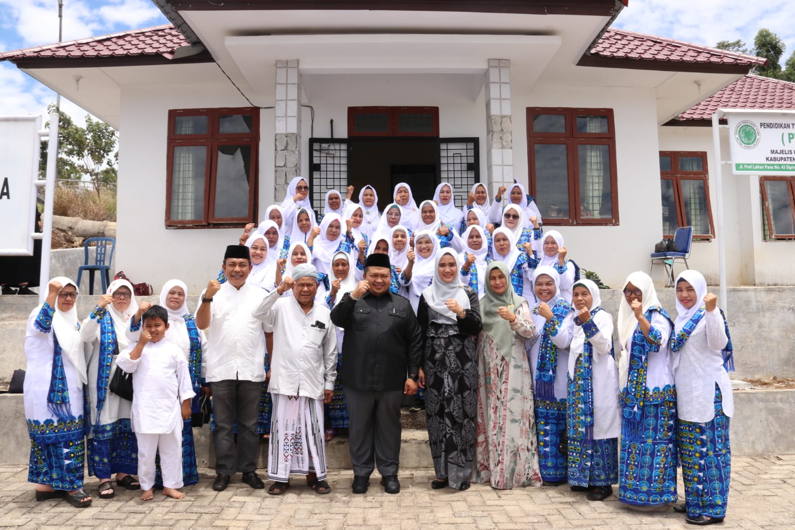 Bupati Tapanuli Selatan (Tapsel), H Dolly Pasaribu, SPt, MM, saat hadiri Penutupan Arisan Badan Kontak Majelis Taklim (BKMT) Kabupaten Tapsel di Aula Kantor MUI, Jalan Prof Lafran Pane, Kecamatan Sipirok, Minggu (4/9). beritasore/Birong RT