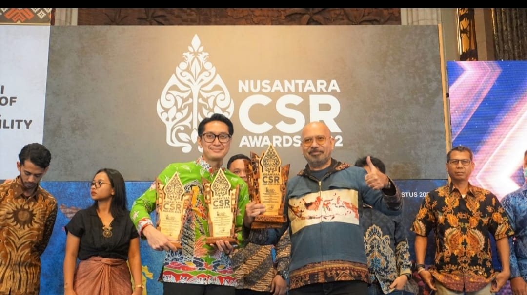 Pandu Setio, Senior PR & Brand Communications Manager PT Sharp Electronics Indonesia (empat kiri) mewakili Sharp menerima penghargaan CSR Nusantara Awards 2022 di Jakarta Minggu (4/9/2022). beritasore/ist