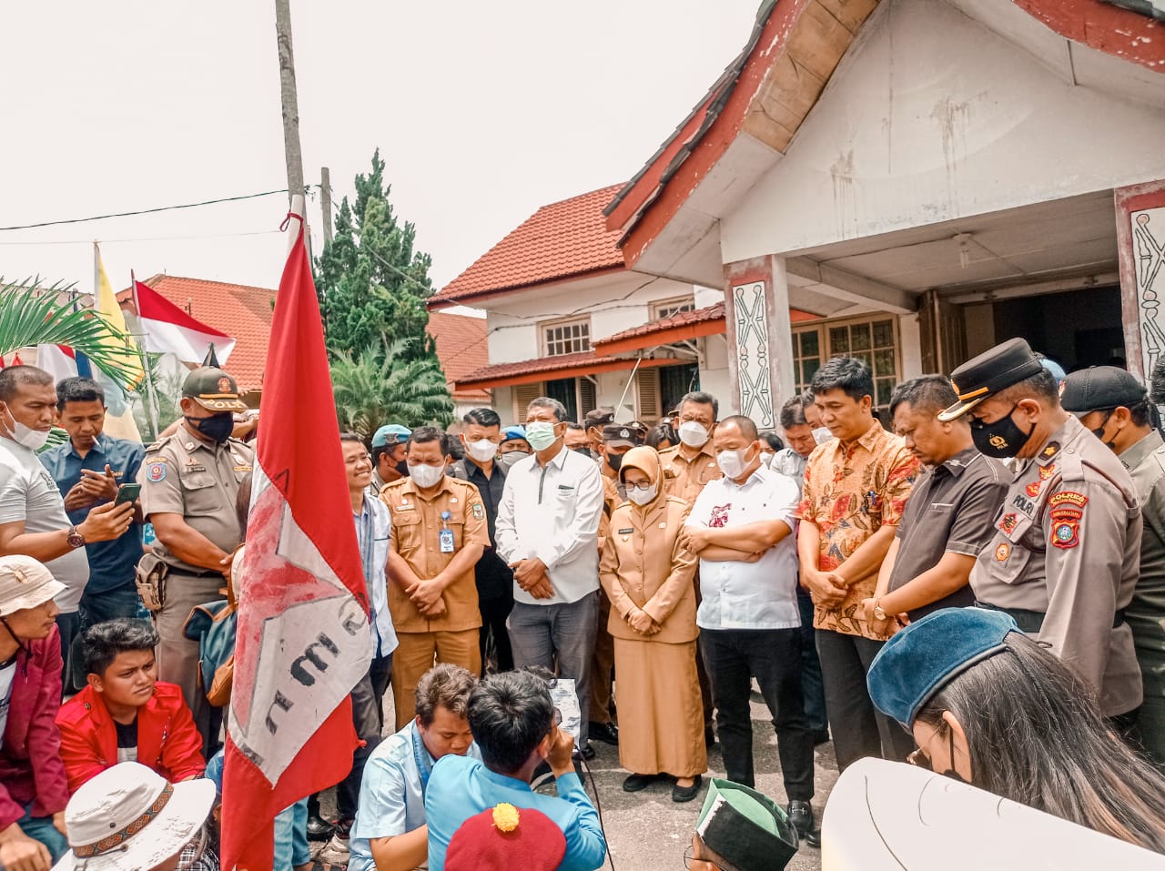 Kota Pematang Siantar dr Susanti Dewayani SpA menerima massa Cipayung Plus Kota Pematang Siantar berunjukrasa menolak kenaikan harga Bahan Bakar Minyak (BBM) di halaman Kantor DPRD Kota Pematang Siantar, Senin (5/9/2022). Beritasore/ist