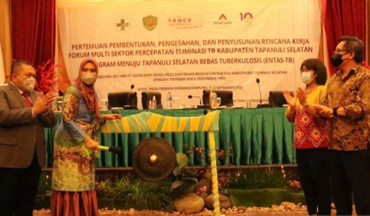 Ketua FMS Percepatan Eliminasi TB Tapsel Ny Rosalina Dolly Pasaribu saat pukul gong di acara pertemuan Pembentukan, Pengesahan, dan Penyusunan Rencana Kerja Forum Multi Sektor Percepatan Eliminasi TBC yang di selenggarakan di Hotel Mega Permata Kota P.Sidimpuan, Senin (5/9). Beritasore/ist
