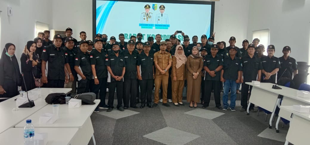 Kabid Kesbang Pol Kab.Batu Bara Rina Sirait SP,MP bersama 12 FKDM Kecamatan Se-Batu Bara usai rapat Koordinasi TW III Tahun 2022 di Aula Bupati Jln.Perintis Kemerdekaan Kelurahan Kecamatan Lima Puluh, Senin (05/9/2022).beritasore/alirsyah