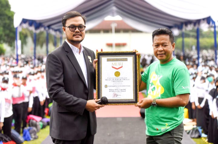 Rektor Dr. Muryanto Amin S.Sos M.Si menerima piagam MURI dari Customer Relations Manager MURI Lutvi Syah Pradana pada pembukaan Pengenalan Kehidupan Kampus Mahasiswa Baru (PKKMB) 2022, Senin (5/9/2022). beritasore/ist