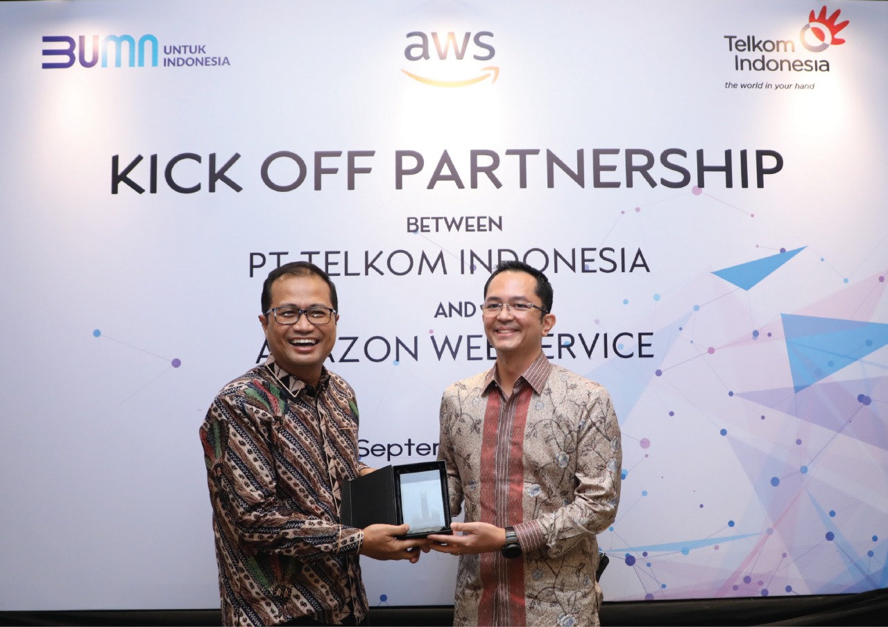 Direktur Strategic Portfolio Telkom Budi Setyawan Wijaya (kiri) foto bersama dengan Director ASEAN Growth Market AWS Haris Izmee (kanan) usai seremoni penandatanganan kerja sama antara Telkom dengan AWS Indonesia Senin (5/9/2022). beritasore/ist