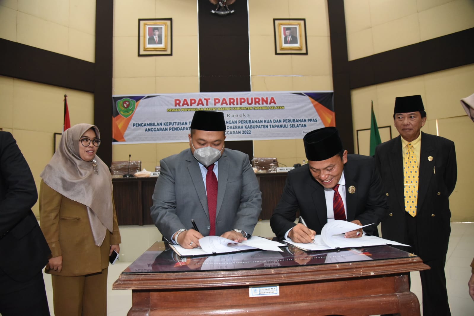Bupati Tapsel, H Dolly Pasaribu dengan Ketua DPRD, Husin Sogot Simatupang saat menandatangani nota perubahaan Kebijakan Umum Anggaran (KUA) dan perubahan prioritas plafon anggaran sementara (PPAS) TA.2022, di gedung DPRD Tapsel, Senin (5/9). beritasore/Birong RT