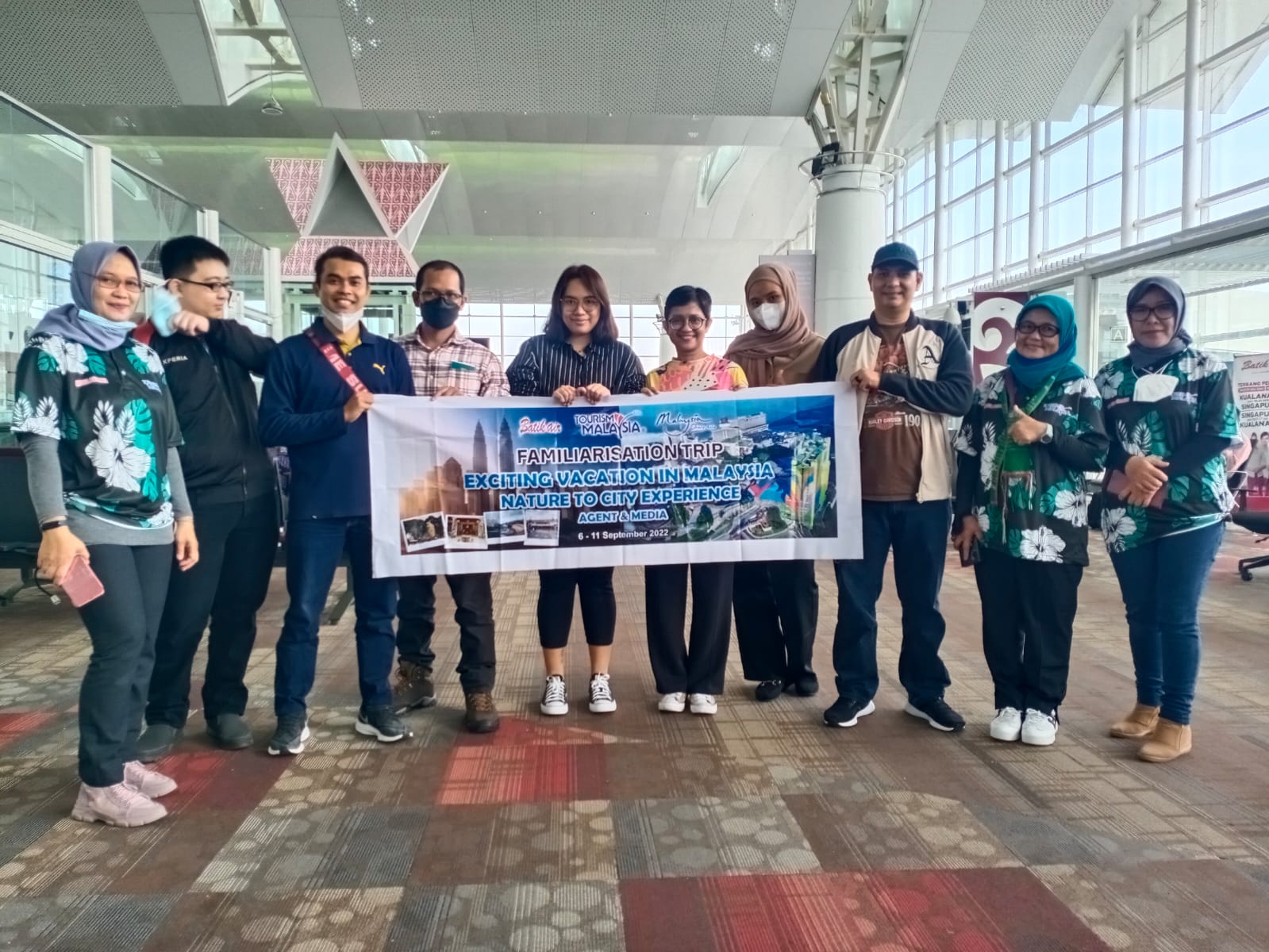 Tourism Malaysia di Medan bersama Batik Air membawa wartawan dan travel agen di Medan untuk melihat destinasi wisata di Kuala Lumpur pasca pandemi Covid-19. Foto bersama dengan staf Tourism Malaysia Medan Natasha Andriani di Bandara Kualanamu, Deliserdang Selasa (6/9/2022). beritasore/ist