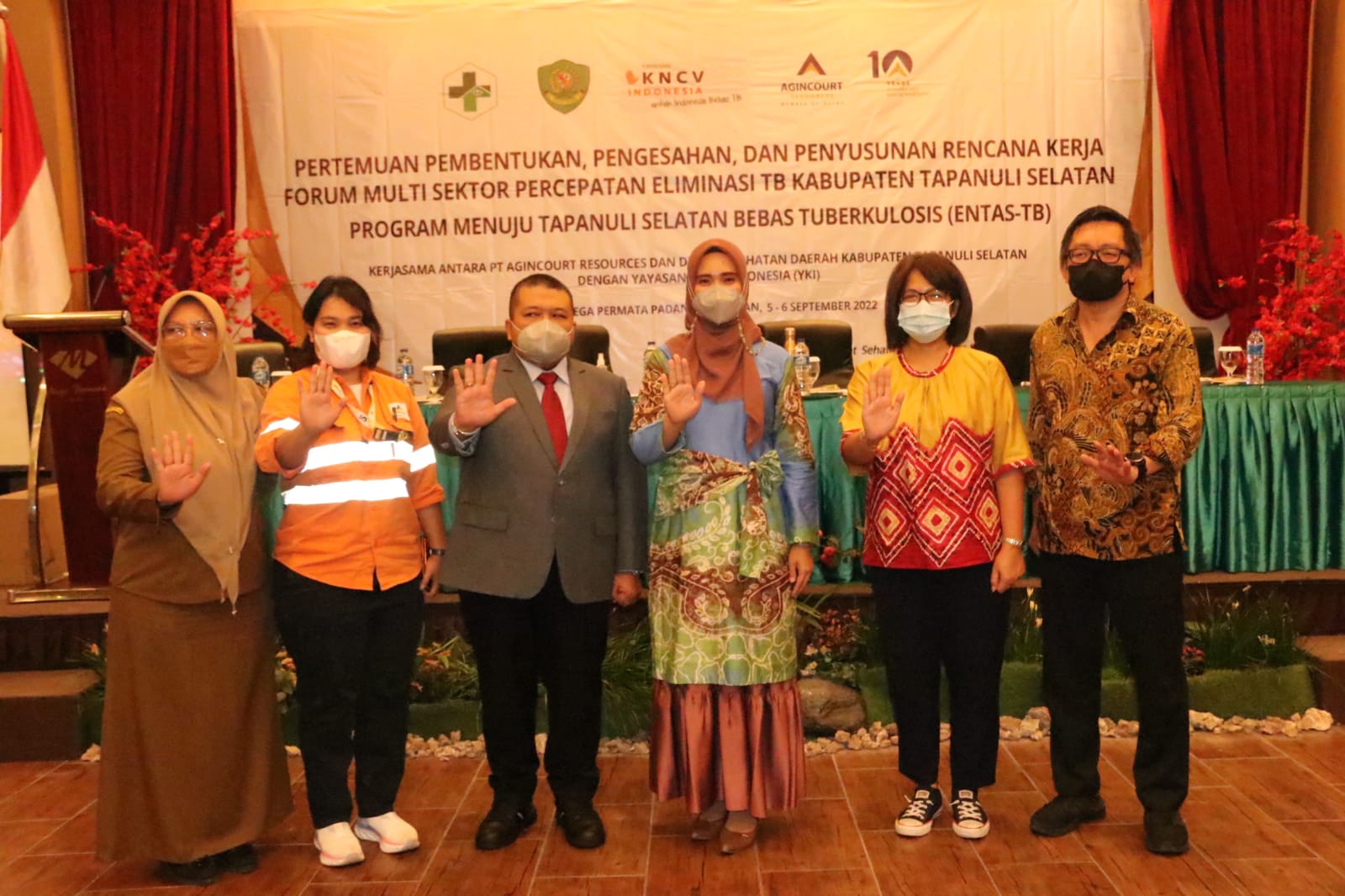 Bupati Tapsel, Dolly Pasaribu didampingi Ketua Forum Multi Sektor, Ny.Rosalina Pasaribu dannlainnya pada acara pertemuan percepatan eliminasi TB Kabupaten Tapsel, di Hotel Mega Permata P.Sidimpuan, Senin (5/9). beritasore/Birong RT