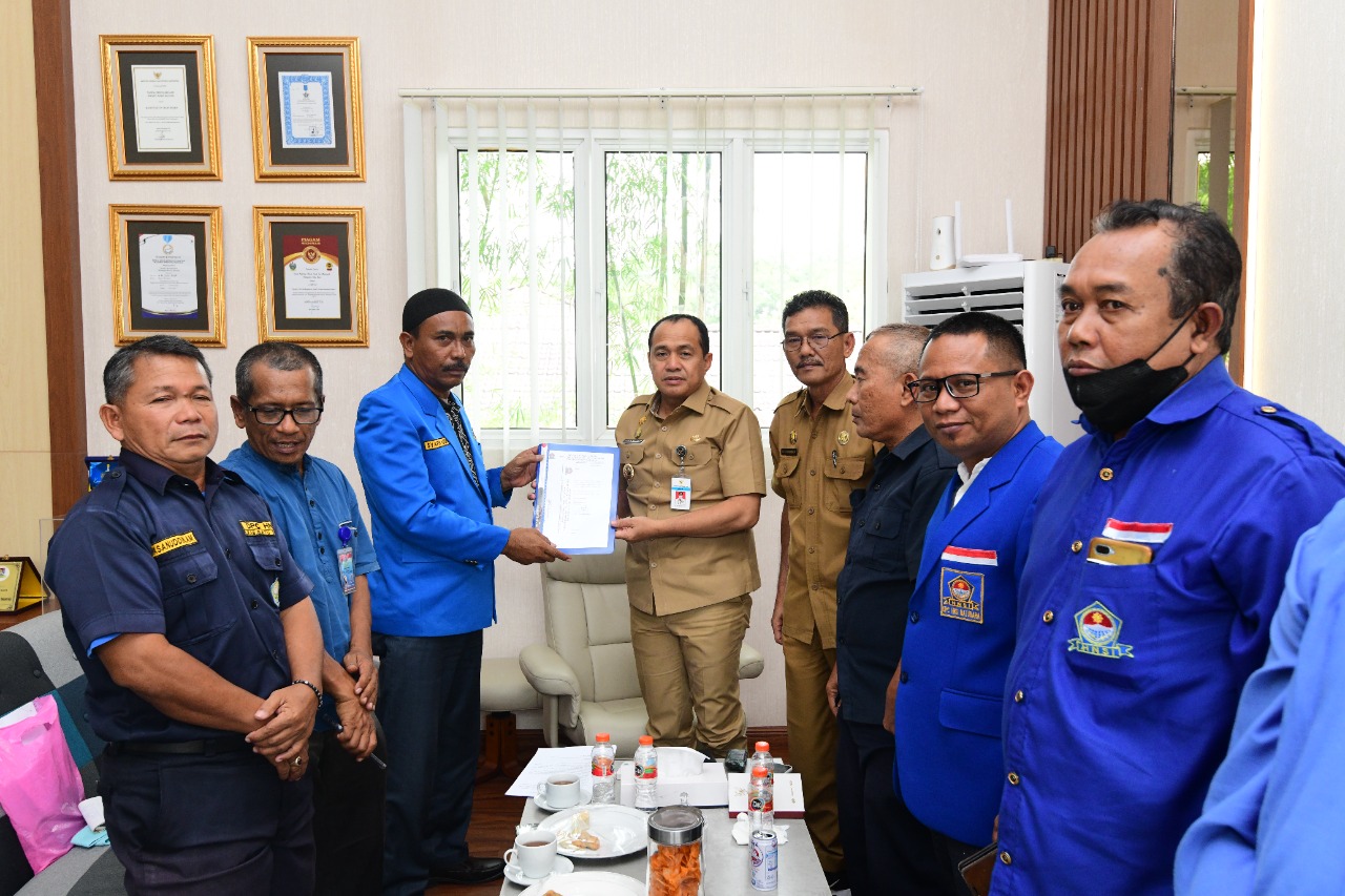 Ketua DPC HNSI H.Syafri Habni akrab disapa ATW didampingi Lukmanul Hakim Sekretaris DPC HNSI dan anggota beraudensi Ke-Bupati Batubara Ir.H.Zahir M.AP terkait kelangkaan BBM Senin (05/9/2022).beritasore/alirsyah