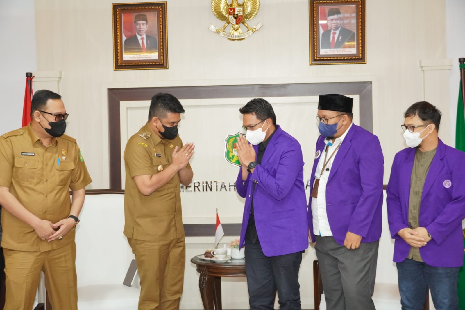 Wali Kota Medan Bobby Nasution saat menerima kedatangan pengurus Persatuan Dokter Gigi Indonesia (PDGI) Cabang Medan di Balai Kota Medan, Selasa (6/9). Beritasore/ist