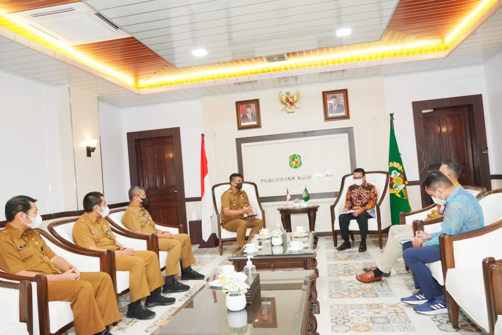 Wali Kota Medan Bobby Nasution menerima kunjungan Direktur Kerja Sama Pelaksanaan Berusaha Kementerian Investasi/ BKPM RI J.S Meyer Siburian di Balai Kota Medan, Selasa (6/9).beritasore/Ist