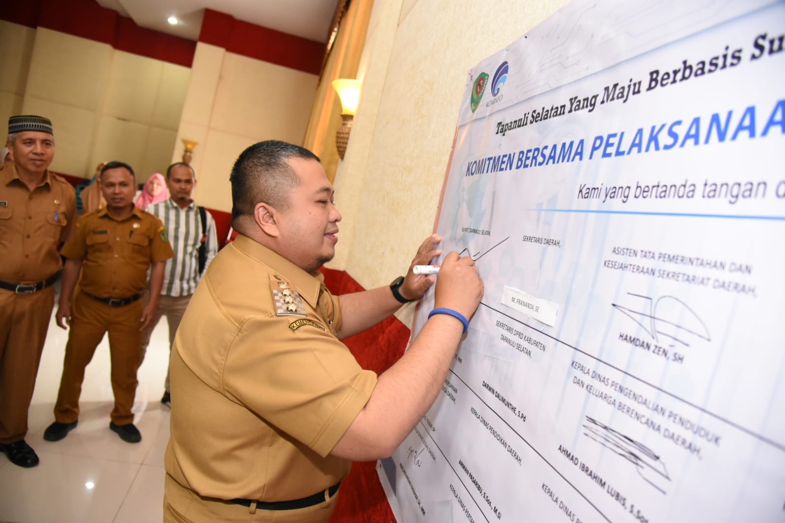 Bupati Bupati Tapanuli Selatan, Dolly Pasaribu saat penandatanganan komitmen bersama pelaksanaan pembangunan smart city Pemerintahan Kabupaten Tapsel tahun 2022 di Aula Sarasi, Lantai III, Kantor Bupati setempat, Selasa (6/9). beritasore/Birong RT Selatan, Dolly Pasaribu saat penandatanganan komitmen bersama pelaksanaan pembangunan smart city Pemerintahan Kabupaten Tapsel tahun 2022 di Aula Sarasi, Lantai III, Kantor Bupati setempat, Selasa (6/9). beritasore/Birong RT