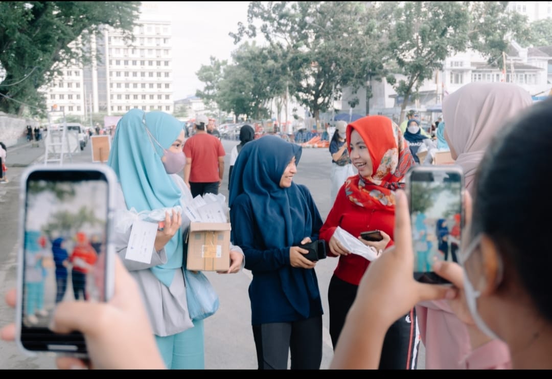 Pemberian Buket Pelangganku Sahabatku. Kegiatan Apresiasi Pelanggan bertempat di hype place di masing-masing kota, misalnya Lapangan Merdeka di area Kota Medan Rabu (7/9/2022). beritasore/ist