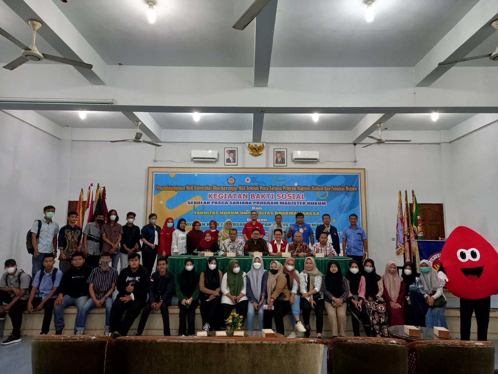 Rektor Undhar Dr H Zamakhsyari bin Hasaballah, Ketua Yayasan Hope Medan Samsuddin Zhang, Direktur Sekolah Pascasarjana Program Magister Hukum Dr Kusbianto di acara donor darah, Rabu (7/9/2022). beritasore/ist