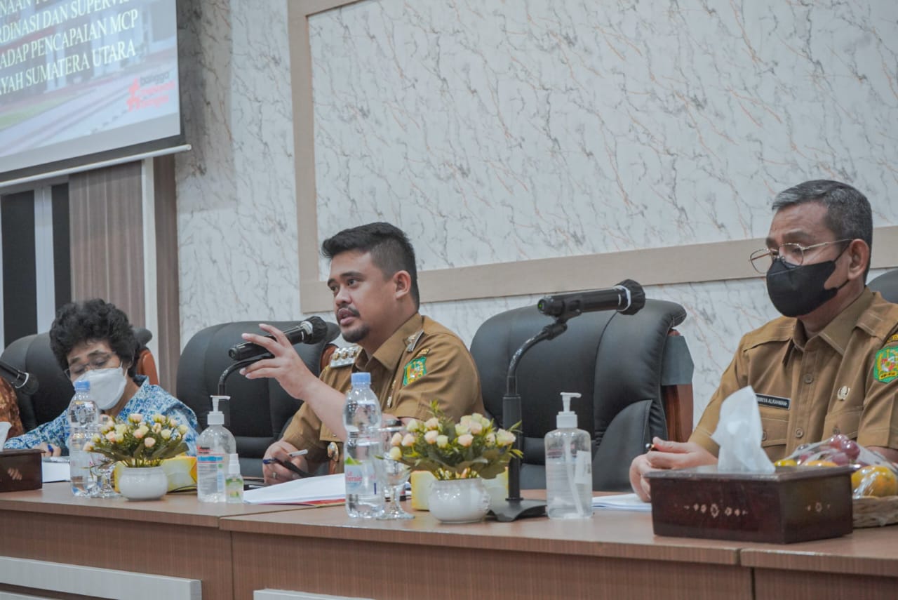 Wali Kota Medan Bobby Nasution Rapat Koordinasi Terhadap Pelaksanaan Tugas Kedeputian Koordinasi dan Supervisi Terhadap Pencapaian Monitoring Center for Prevention (MCP) Wilayah Sumut di Balai Kota, Selasa (6/9).beritasore/ist