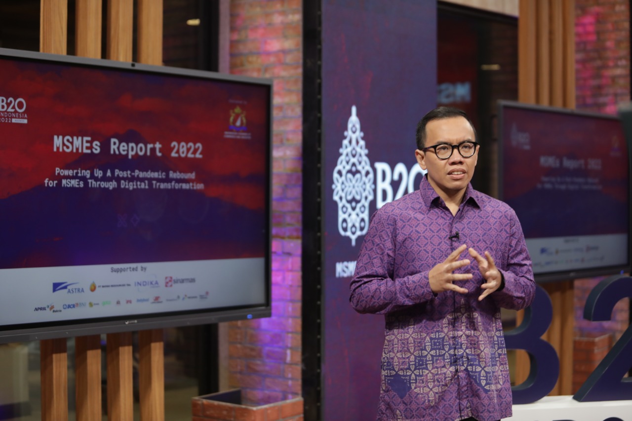 B20 Digitalization Deputy Chair sekaligus Direktur Digital Business Telkom Fajrin Rasyid menyampaikan paparannya terkait hasil studi yang dilakukan oleh Telkom dan BCG pada side event B20 Digitalization Task Force, MSMEs Report 2022 Selasa (6/9/2022). beritasore/ist