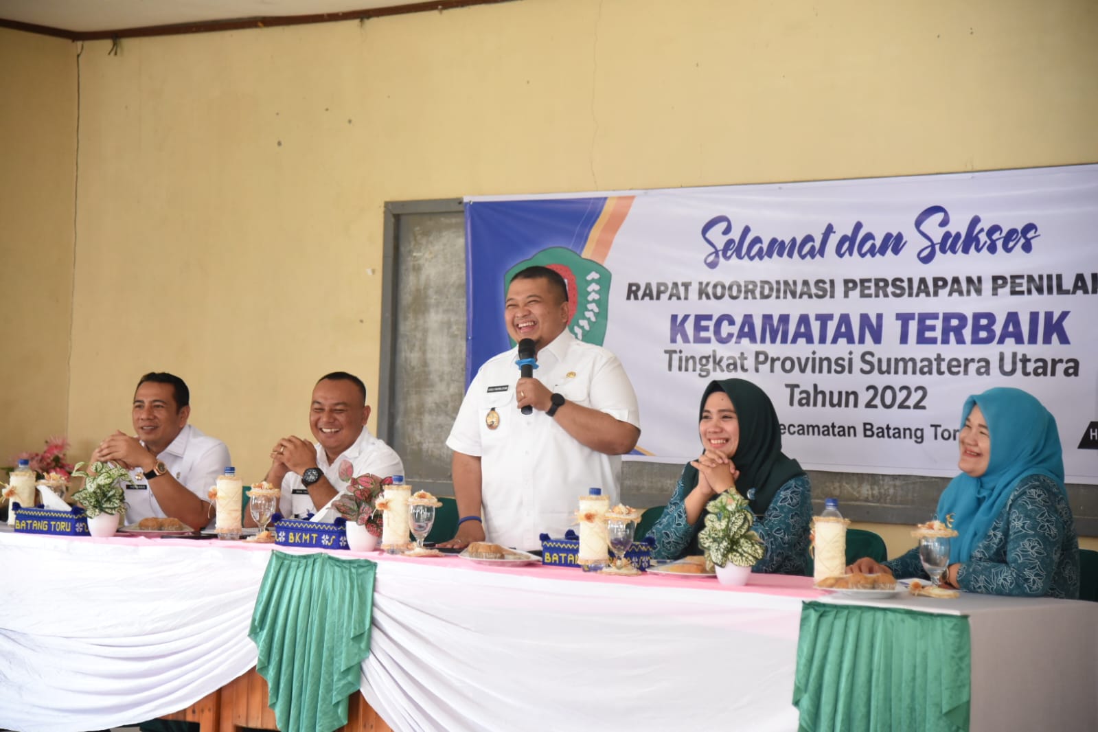 Bupati Tapanuli Selatan (Tapsel) H Dolly Pasaribu didampingi Ketua TP PKK Tapsel, Ny Rosalina Pasaribu di sela peninjauan, Rabu (7/9). beritasore/Birong RT