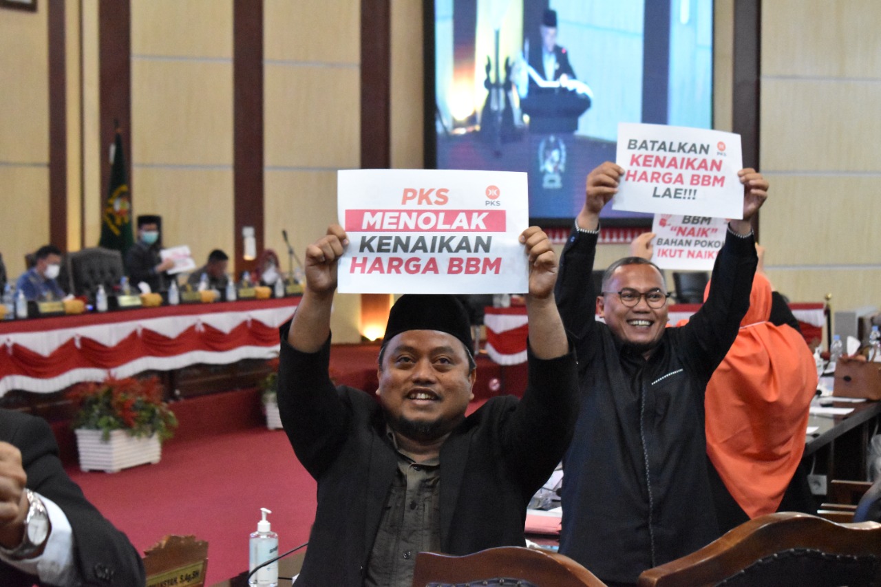 Fraksi Partai Keadilan Sejahtera (FPKS) DPRD Kota Medan menyampaikan keprihatinan atas kenaikan harga BBM bersubsidi dalam rapat paripurna yang beragendakan Pemandangan Umum Fraksi terhadap Perubahan APBD Tahun Anggaran 2022, Kamis (8/09/2022). Beritasore/ist