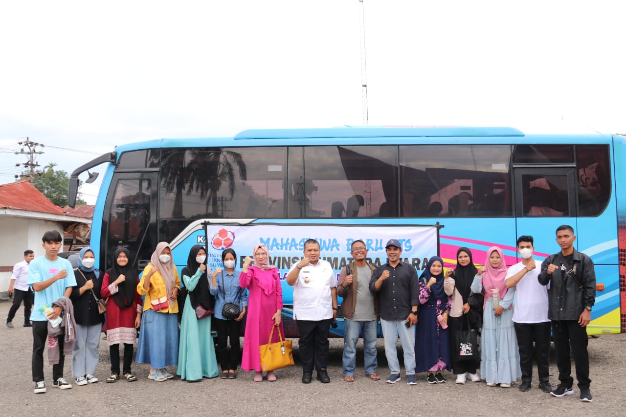 Bupati Tapsel, Dolly Pasaribu saat melepas rombongan mahasiswa peraih beasiswa Universitas Teknologi Sumbawa (UTS) Prov. Nusa Tenggara Barat (NTB) dari halaman eks. Kantor Bupati Tapsel, Jalan Kenanga No 74, Kota Padang Sidempuan, Rabu (7/9). beritasore/Birong RT