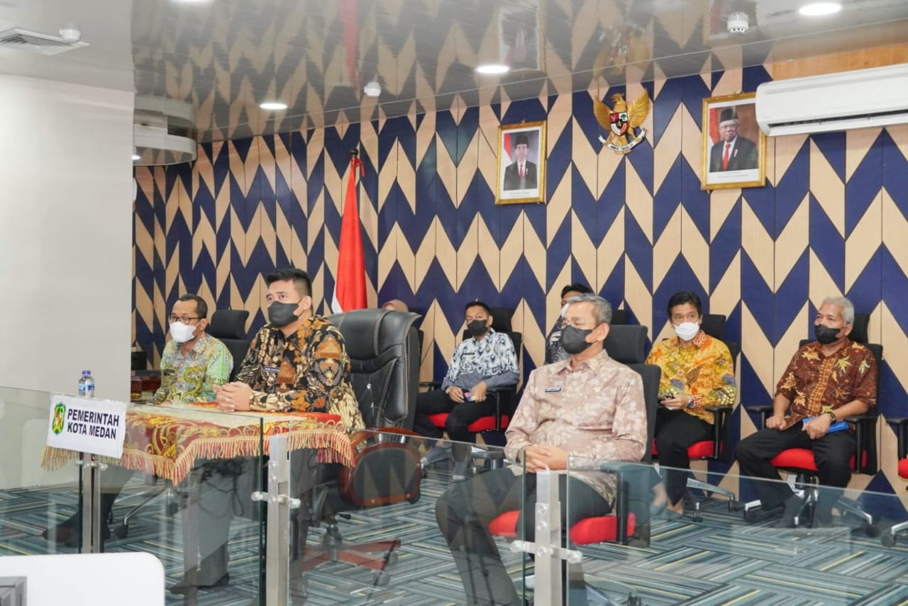 Wali Kota Medan Bobby Nasution mengikuti Rapat Koordinasi Nasional (Rakornas) Terkait Penguatan Pembinaan, Pengawasan dan Pengelolaan Badan Usaha Milik Daerah (BUMD) secara virtual di Command Center Kantor Wali Kota Medan, Kamis (8/9). beritasore/Ist