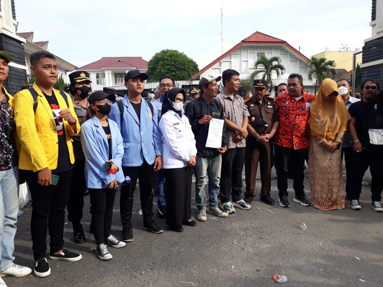 Demo kenaikan harga Bahan Bakar Minyak (BBM) di gedung DPRD Pematang Siantar, satu orang mahasiswi pingsan , Kamis (8/9/2022). Beritasore/ist