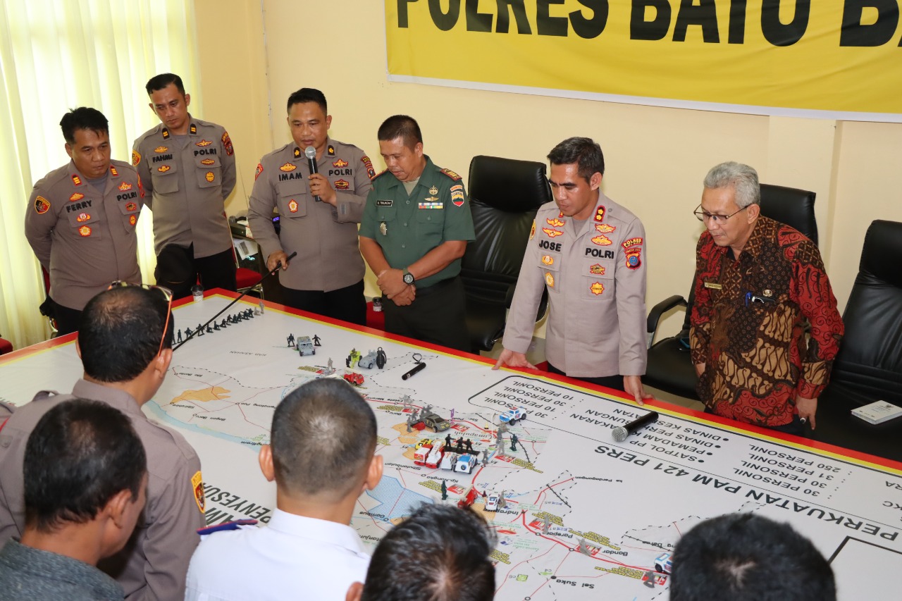 Kapolres Batu Bara AKBP Jose D.C Fernades S.IK gelar Simulasi Tactical Floor Game (TFG) dalam rangka mengantisipasi diduga kerawanan Kamtibmas yang timbul akibat dampak kenaikan harga BBM diwilayah Kabupaten Batu Bara di Ruang Aula Pradana Polres Batu Bara, Kamis (8/9/2022).beritasore/alirsyah
