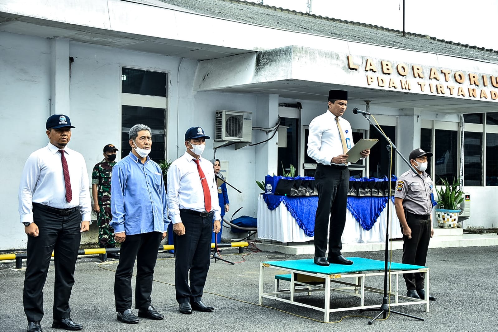 Dirut Perumda Tirtanadi Kabir Bedi pada upacara HUT ke 117 di halaman Kantor Jalan SM Raja Medan Kamis (8/9/2022). beritasore/ist