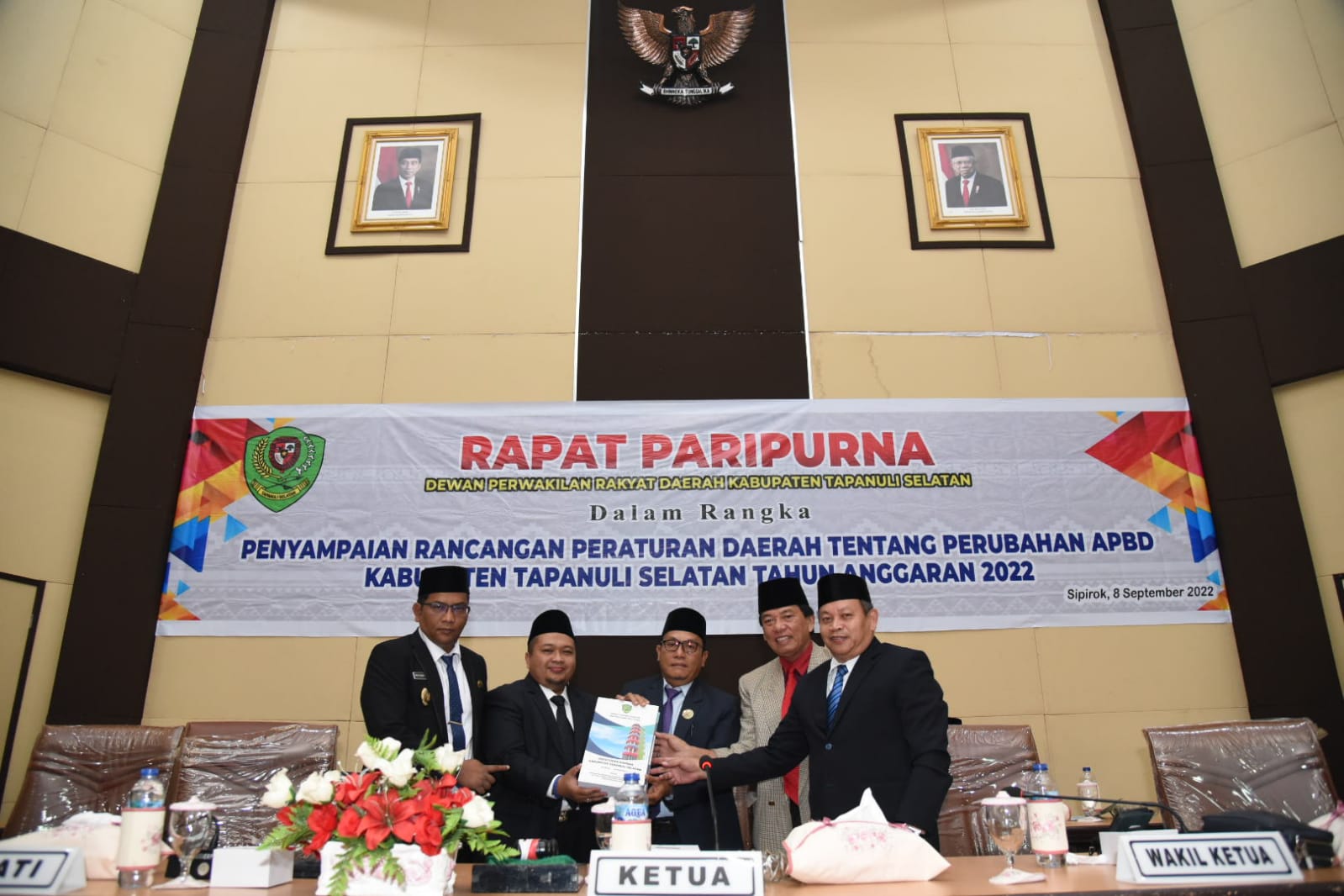 Bupati Tapanuli Selatan (Tapsel), H Dolly Pasaribu saat menyampaikan nota keuangan Rancangan Peraturan Daerah (Ranperda) Perubahan Anggaran Pendaptan dan Belanja (P-APBD) tahun anggaran (TA) 2022, pada Sidang Paripurna DPRD, Kamis (8/9). beritasore/Birong RT