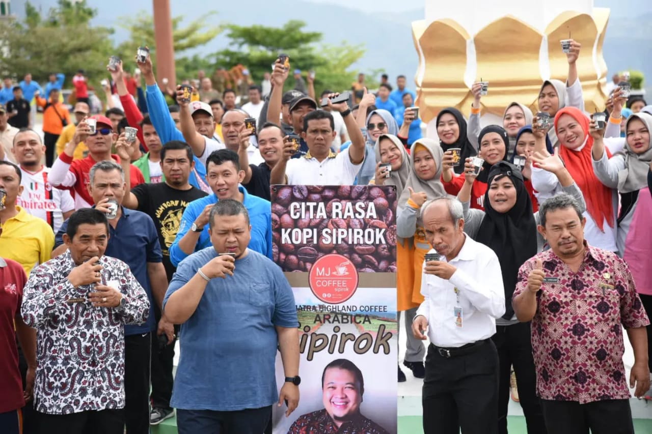 Bupati Tapanuli Selatan (Tapsel), H Dolly Pasaribu saat menyambut kehadiran Kepala Inspektorat Provinsi Sumatera Utara (Provsu), Lasro Marbun, dan rombongan di Lapangan Parade Perkantoran Pemkab Tapsel, Jumat (9/9). beritasore/Birong RT