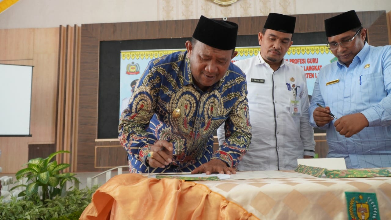 Plt Bupati Langkat H Syah Afandin SH menandatangani Nota Kesepakatan di Jentera Malay Rumah Dinas Bupati Langkat, Stabat, Rabu (7/9/2022) beritasore/ist