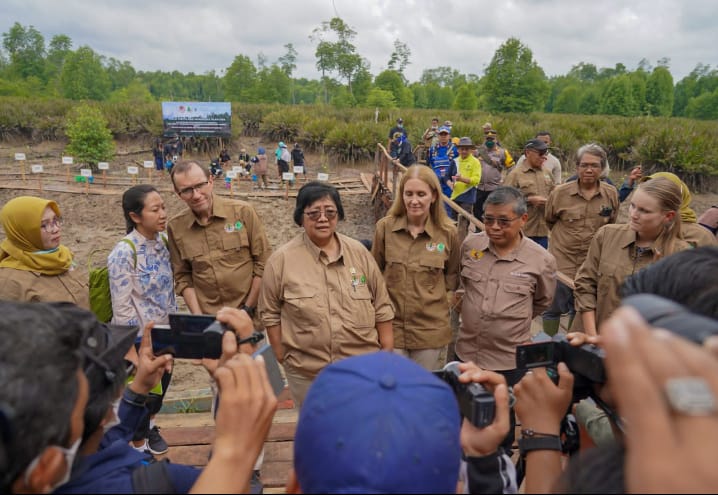 Menteri Lingkungan Hidup dan Kehutanan (LHK), Republik Indonesia, Prof. Siti Nurbaya mengajak Menteri Iklim dan Lingkungan Hidup Norwegia, Espen Barth Eide ke lokasi prioritas rehabilitasi mangrove di Teluk Balikpapan di Desa Sotek, Kecamatan Penajam, Kabupaten Penajam Paser Utara, Kalimantan Timur, Minggu (11/9/2022).beritasore/ist