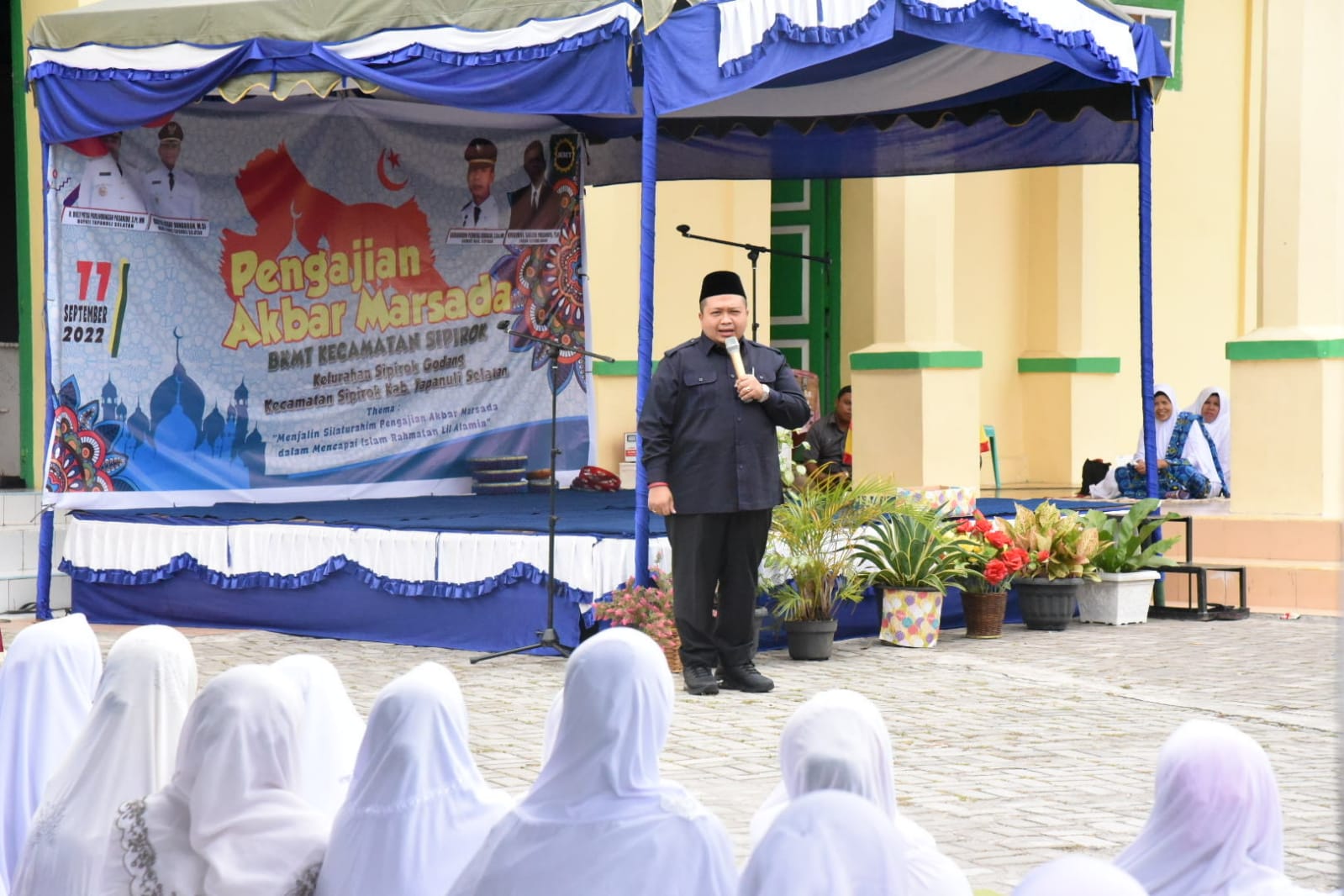 Bupati Tapanuli Selatan, Dolly Pasaribu saat menghadiri pengajian BKMT di Masjid Sri Alam Dunia, Kelurahan Sipirok Godang, Kec.Sipirok, Minggu (11/9). beritasore/Birong RT