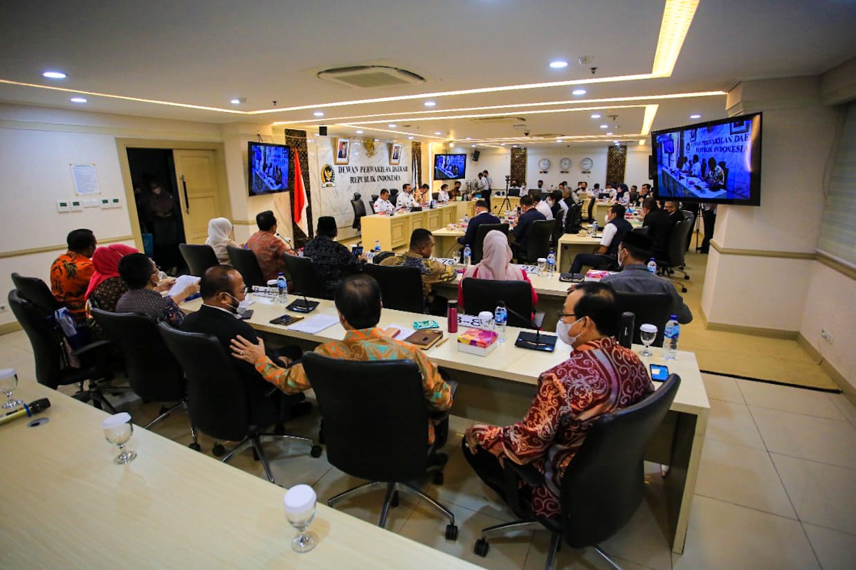Ketua Komite II DPD RI Yorrys Raweyai saat memimpin rapat di Gedung DPD RI, Jakarta, Senin (12/9). Beritasore/Ist