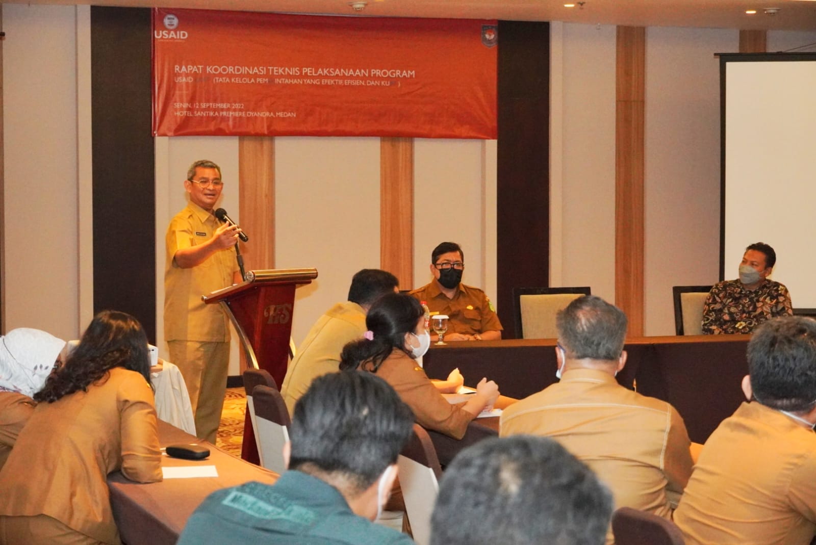 Wali Kota Medan Bobby Nasution diwakili Sekda Kota Medan Wiriya Alrahman membuka Rapat Koordinasi (Rakor) Teknis Rencana Kegiatan United States Agency for International Development (USAID) 3G dalam tata kelola pemerintahan melalui program USAID ERAT (Efektif, Efisien dan Kuat) di Meeting Room Hotel Santika Dyandra Premiere, Senin (12/9).beritasore/ist